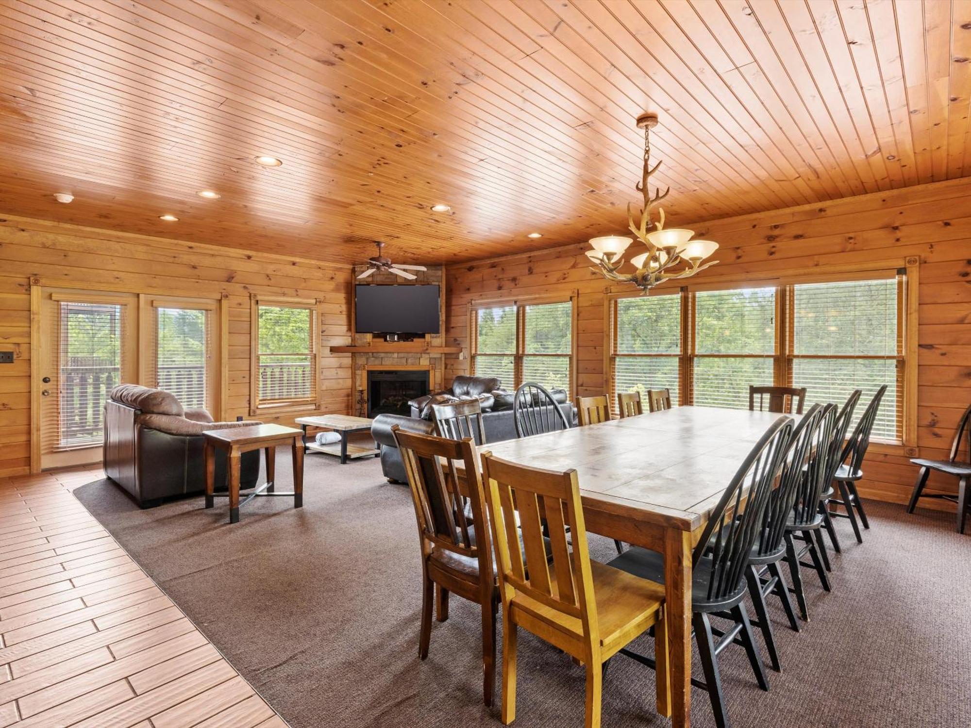 The Great Escape Ii, 5 Bedrooms, Sleeps 17, Game Room, Pool Access, Theater Gatlinburg Kültér fotó