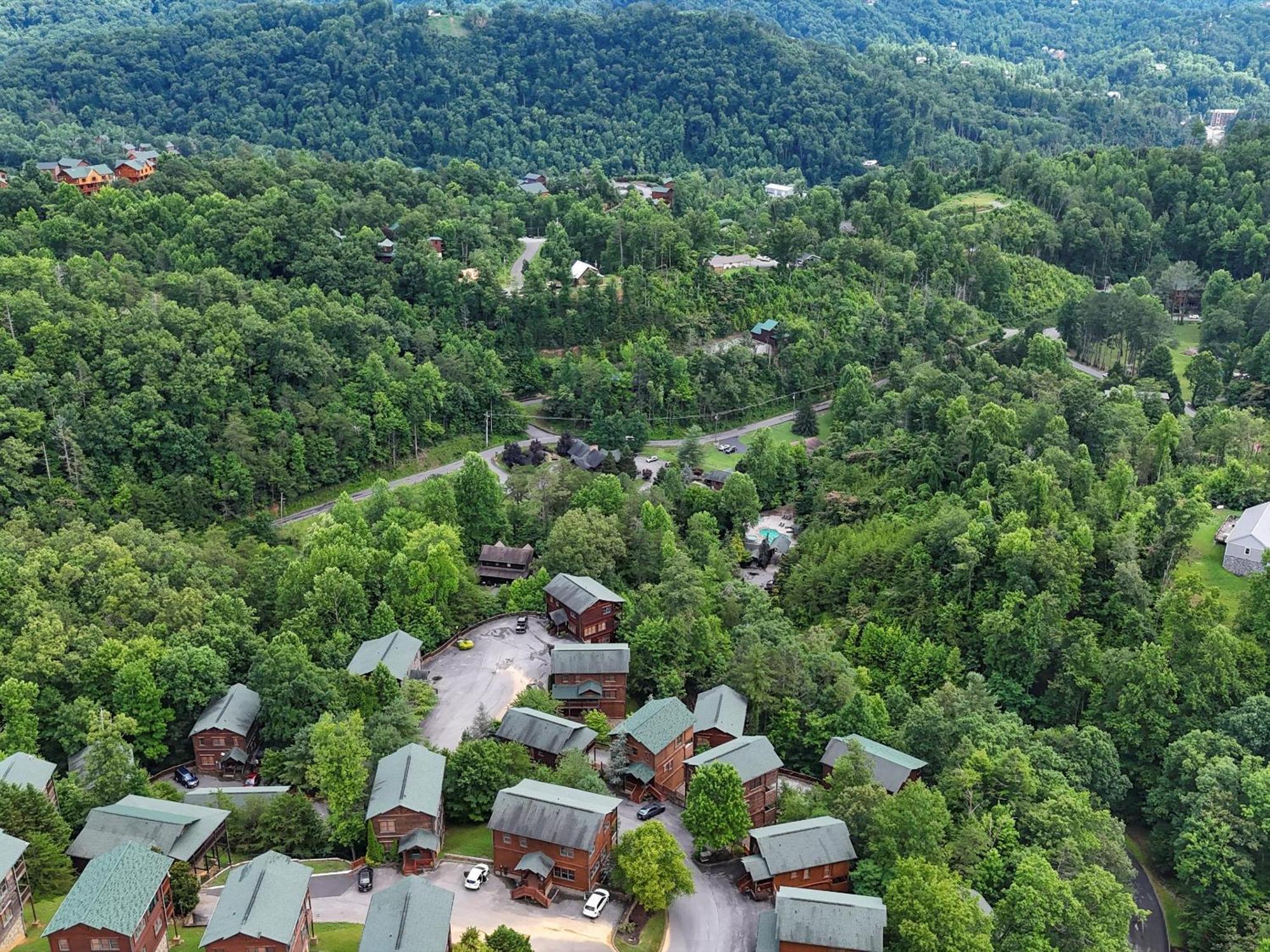 The Great Escape Ii, 5 Bedrooms, Sleeps 17, Game Room, Pool Access, Theater Gatlinburg Kültér fotó