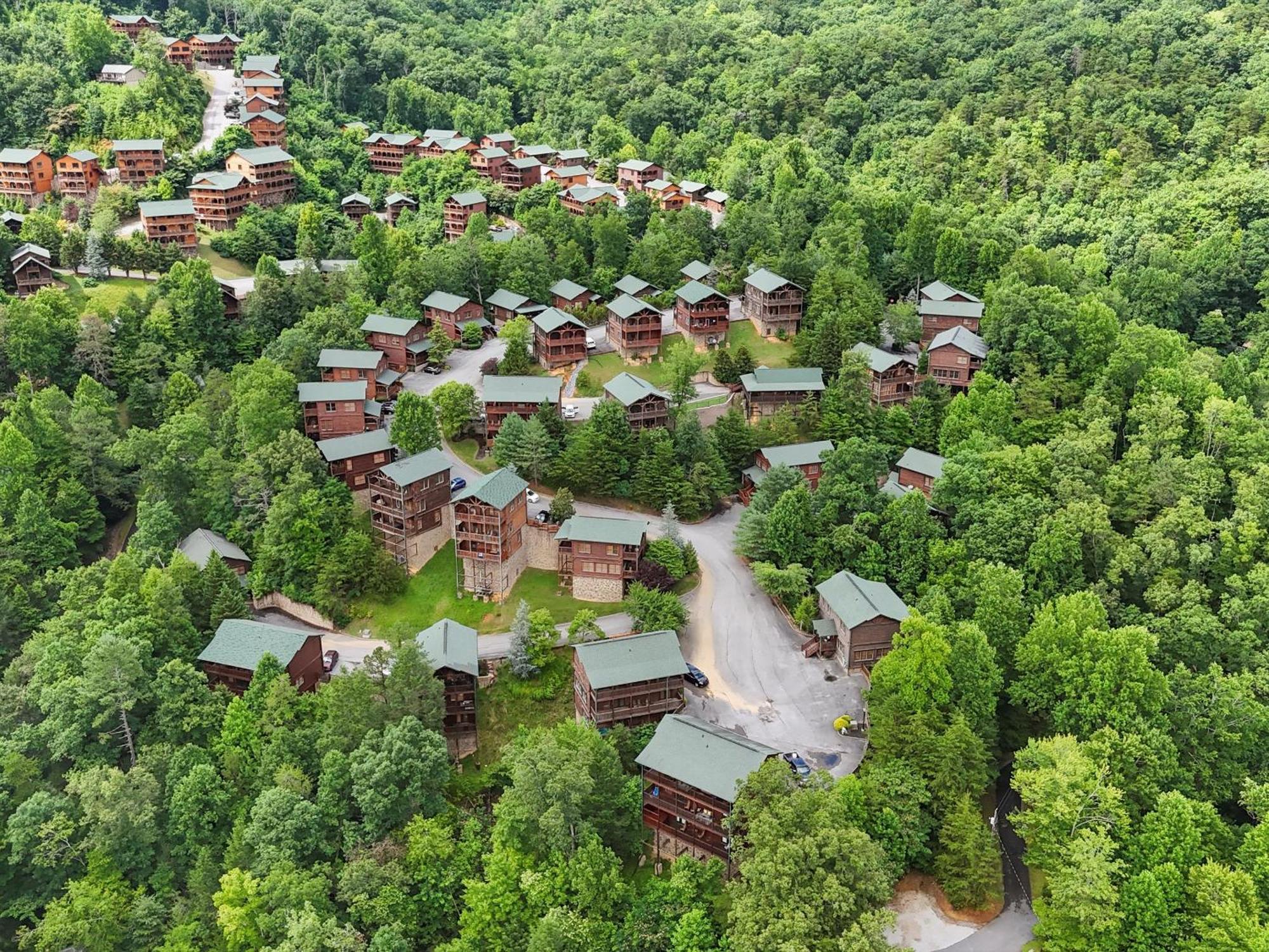 The Great Escape Ii, 5 Bedrooms, Sleeps 17, Game Room, Pool Access, Theater Gatlinburg Kültér fotó