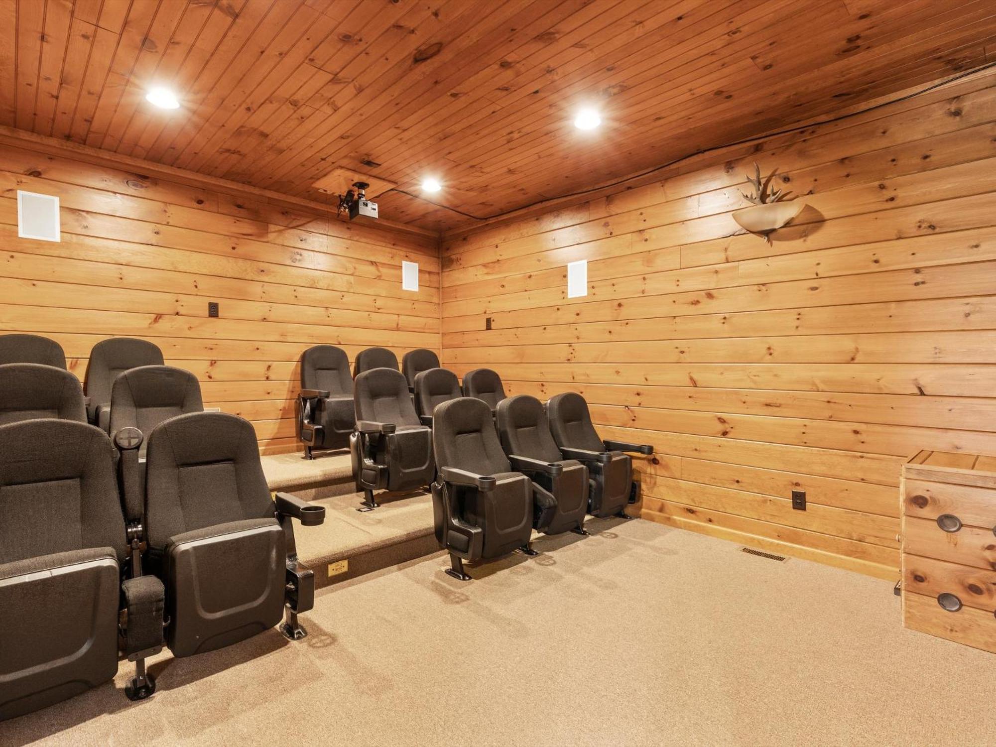 The Great Escape Ii, 5 Bedrooms, Sleeps 17, Game Room, Pool Access, Theater Gatlinburg Kültér fotó